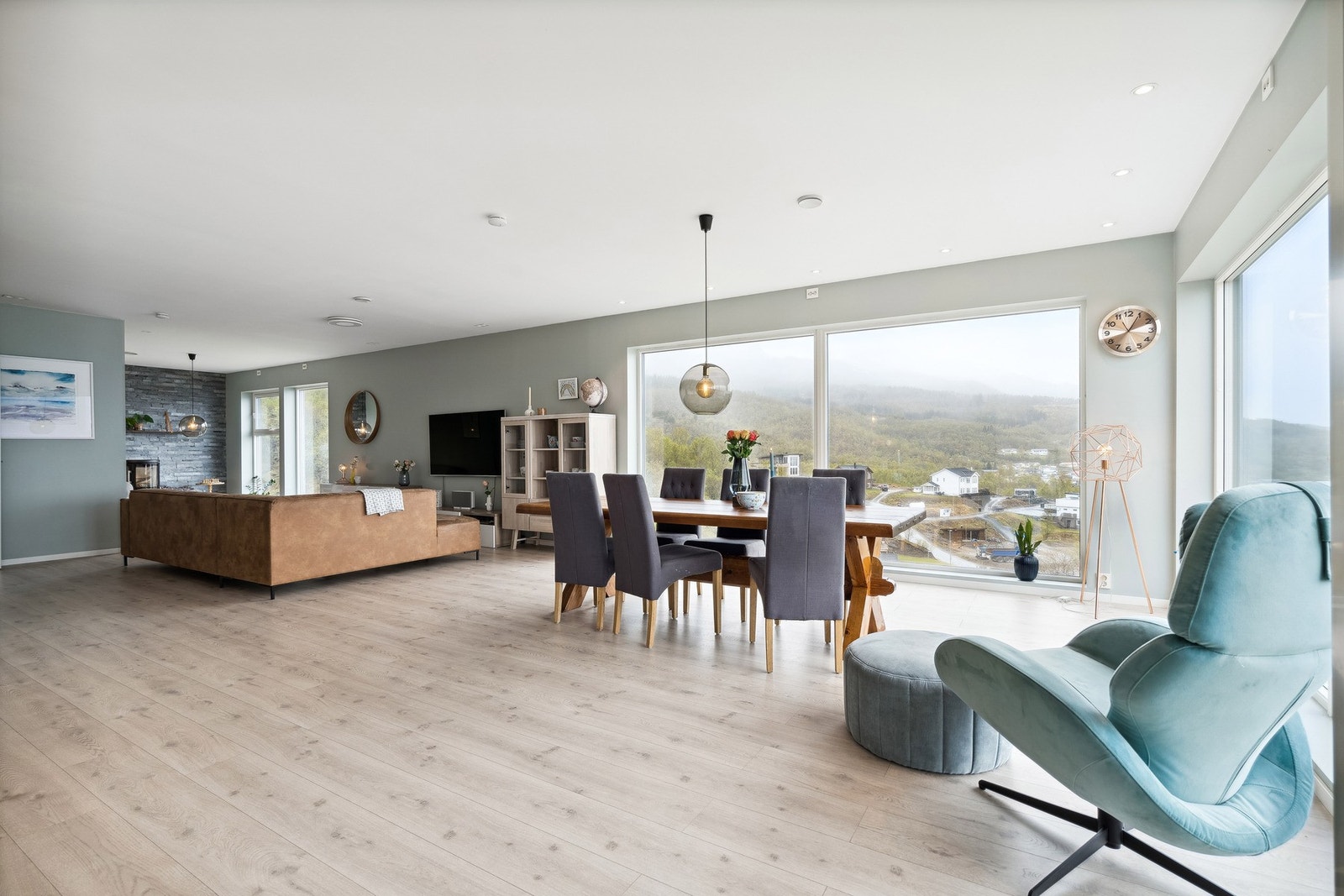 Stuen er romslig og du kan enkelt dele inn i forskjellige soner Galleribilde