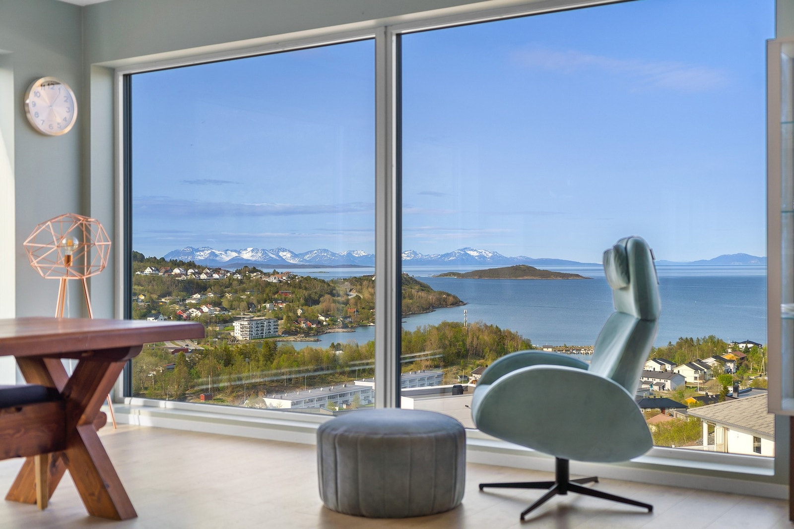 De store vinduene går helt til gulvet og forsterker inntrykket av at boligen "henger" over kanten Galleribilde