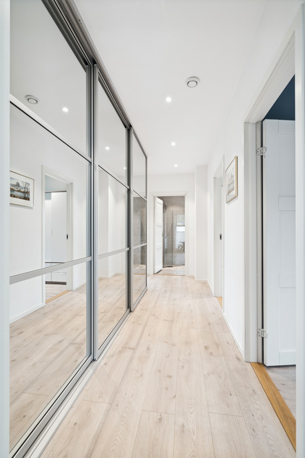 Gang - stor skyvedørsgarderobe med speilfronter Galleribilde