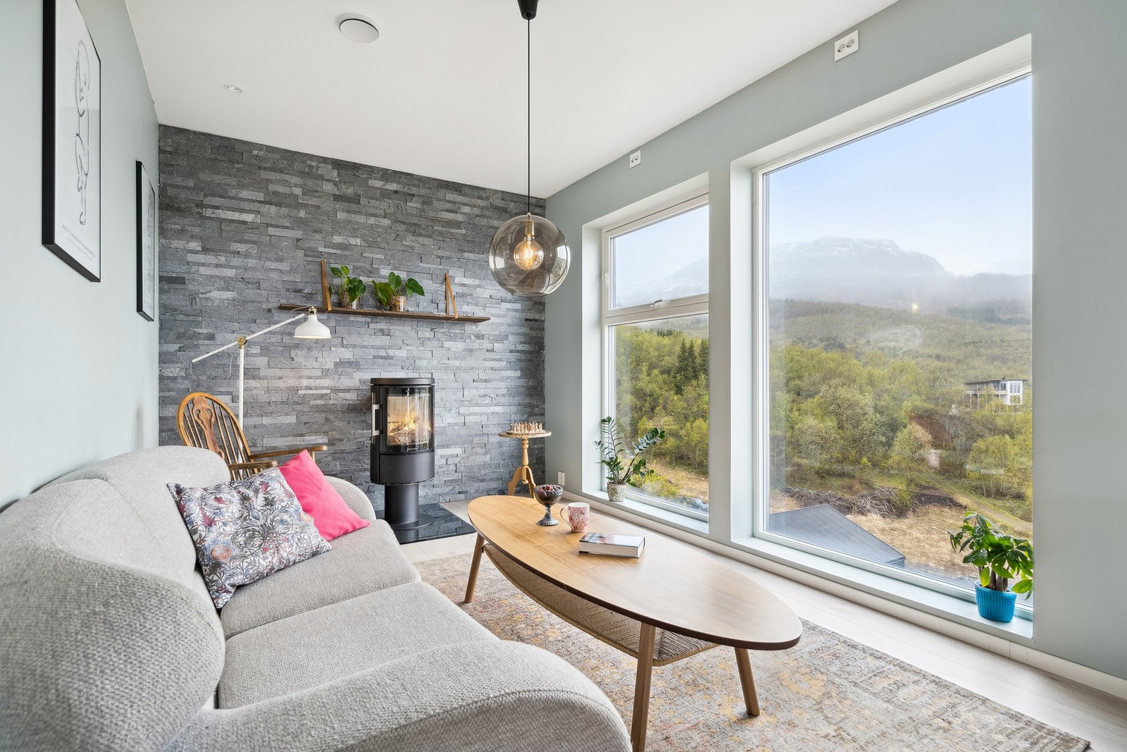 Her kan du nyte både flammene fra peisen og utsikten mot Hinnstein og Heia Galleribilde