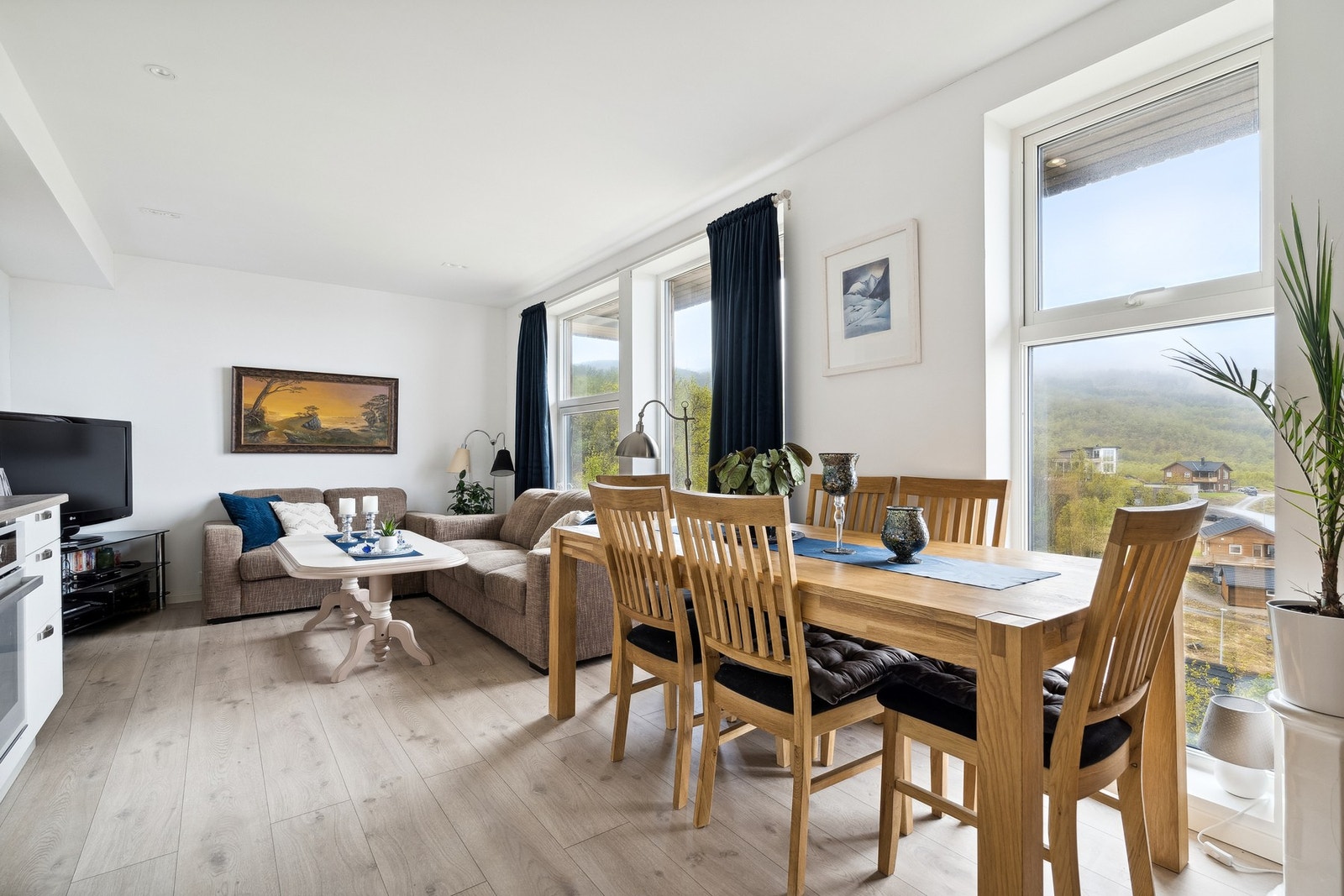 Store vindusflater hvor du kan nyte utsikten Galleribilde