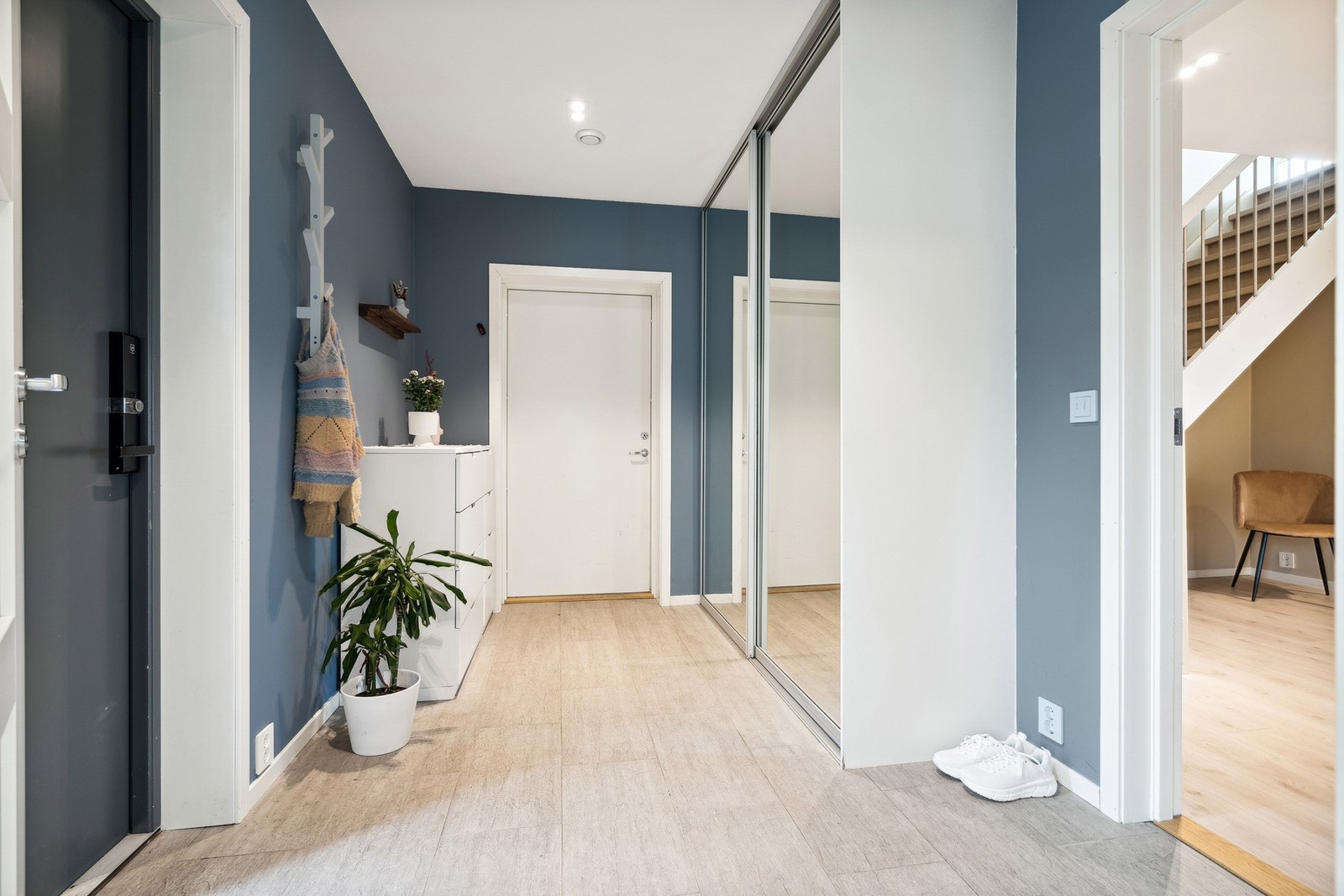 Hovedinngangen - døren rett frem i bildet tar deg rett ut til garasjen Galleribilde