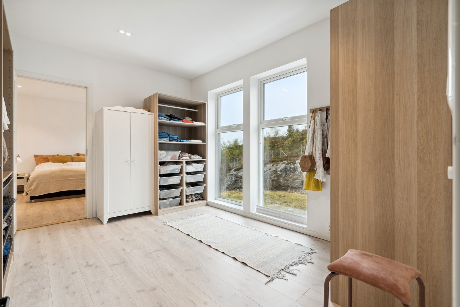 Stor walk-in garderobe i tilknytning til hovedsoverommet Galleribilde