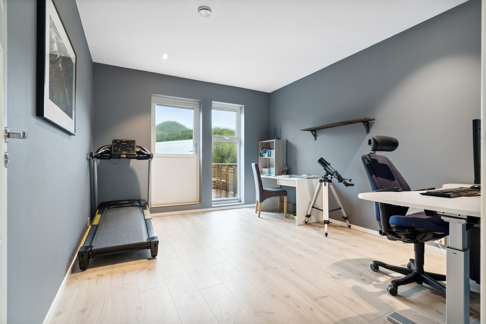 Kontor/oppholdsrom med utgang til sørvendt balkong Galleribilde