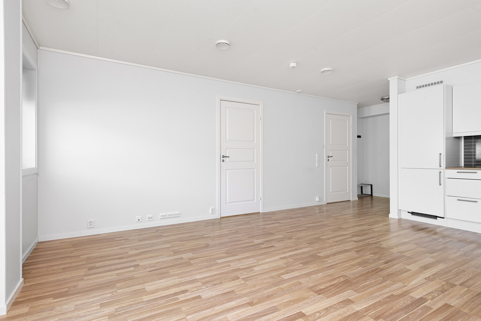 Stue, kjøkken og gang/entré er i åpen løsning Galleribilde