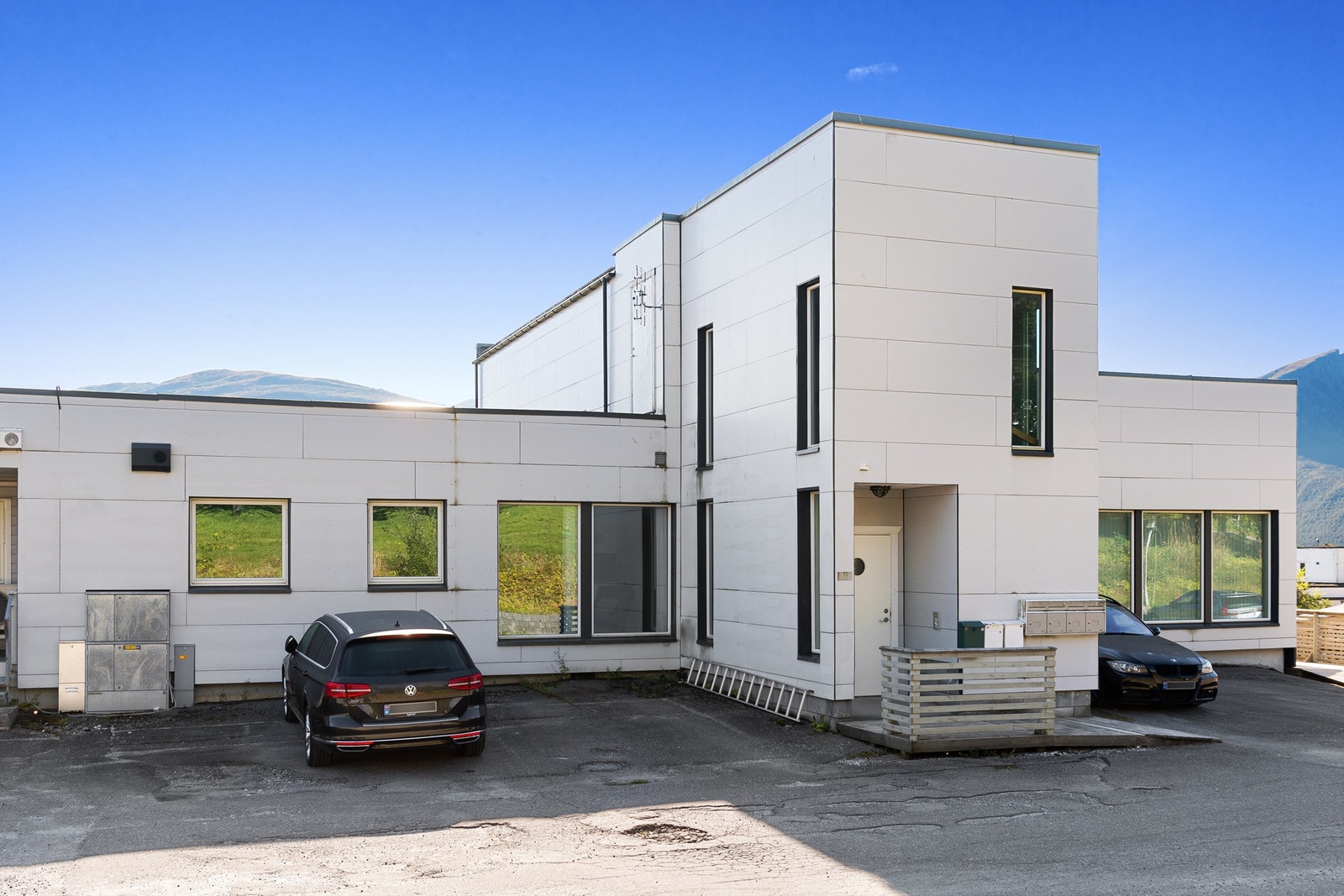 Leiligheten er beliggende i 2. etasje, men har direkte adkomst fra nordsiden av eiendommen. Galleribilde