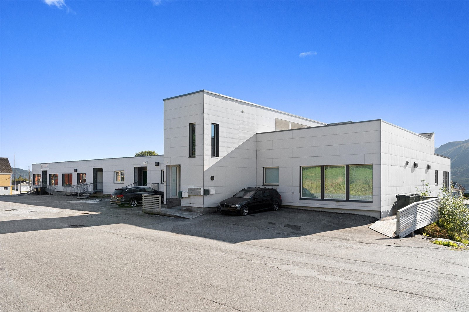 Selveierleilighet i kombinert bolig- og forretningsbygg. Bygget ble endret og leilighetene etablert i 2011 med ferdigattest i 2013. Galleribilde