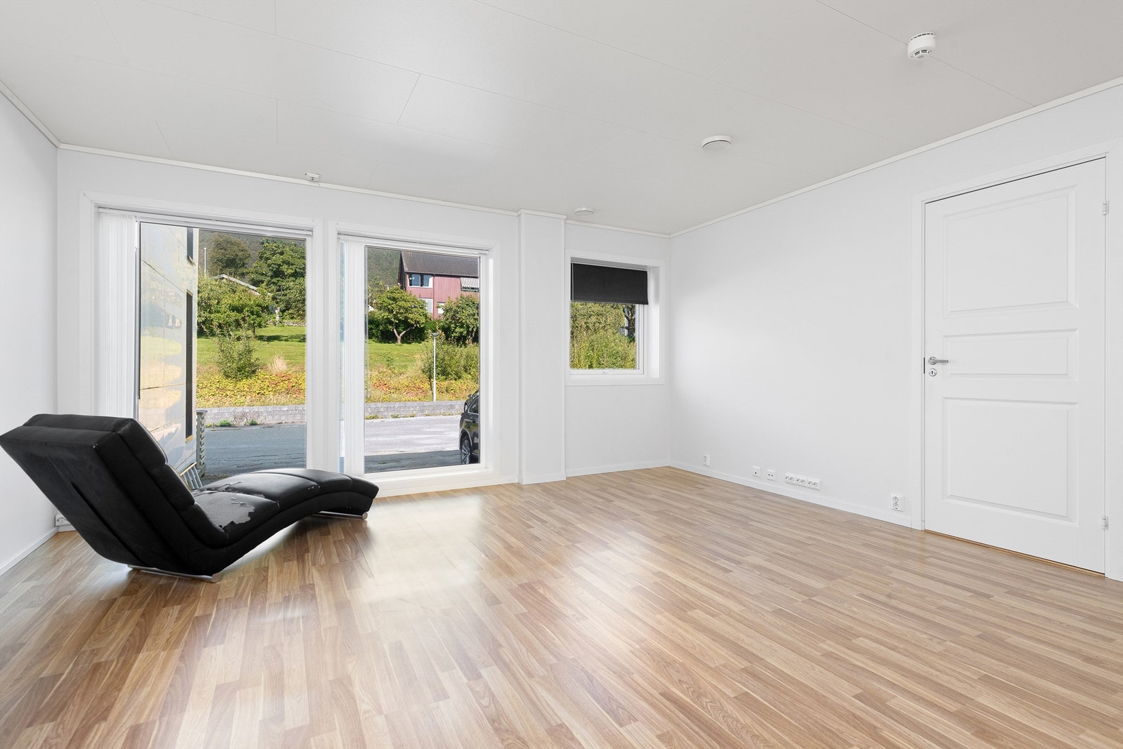 Lys stue med store vindusflater Galleribilde
