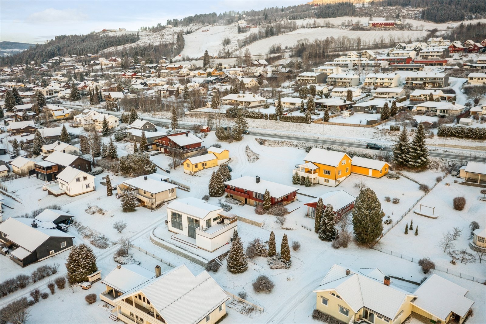 Tomten har en attraktiv beliggenhet med kort vei til skole, barnehage og sentrum Galleribilde