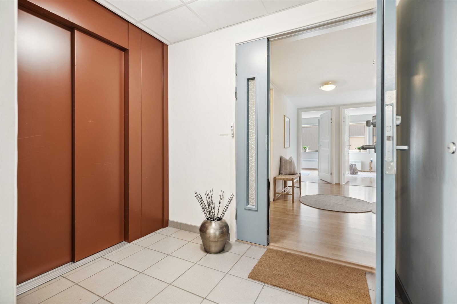 Det er adkomst til leiligheten via felles gang og heis. Galleribilde