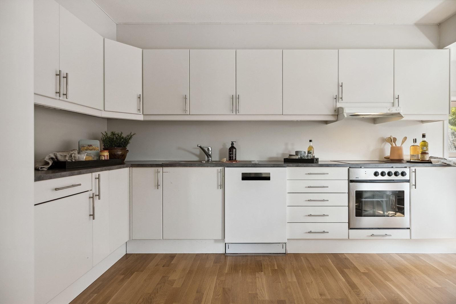 Stilrent kjøkken fra Sigdal med glatte fronter og laminat benkeplate. Galleribilde