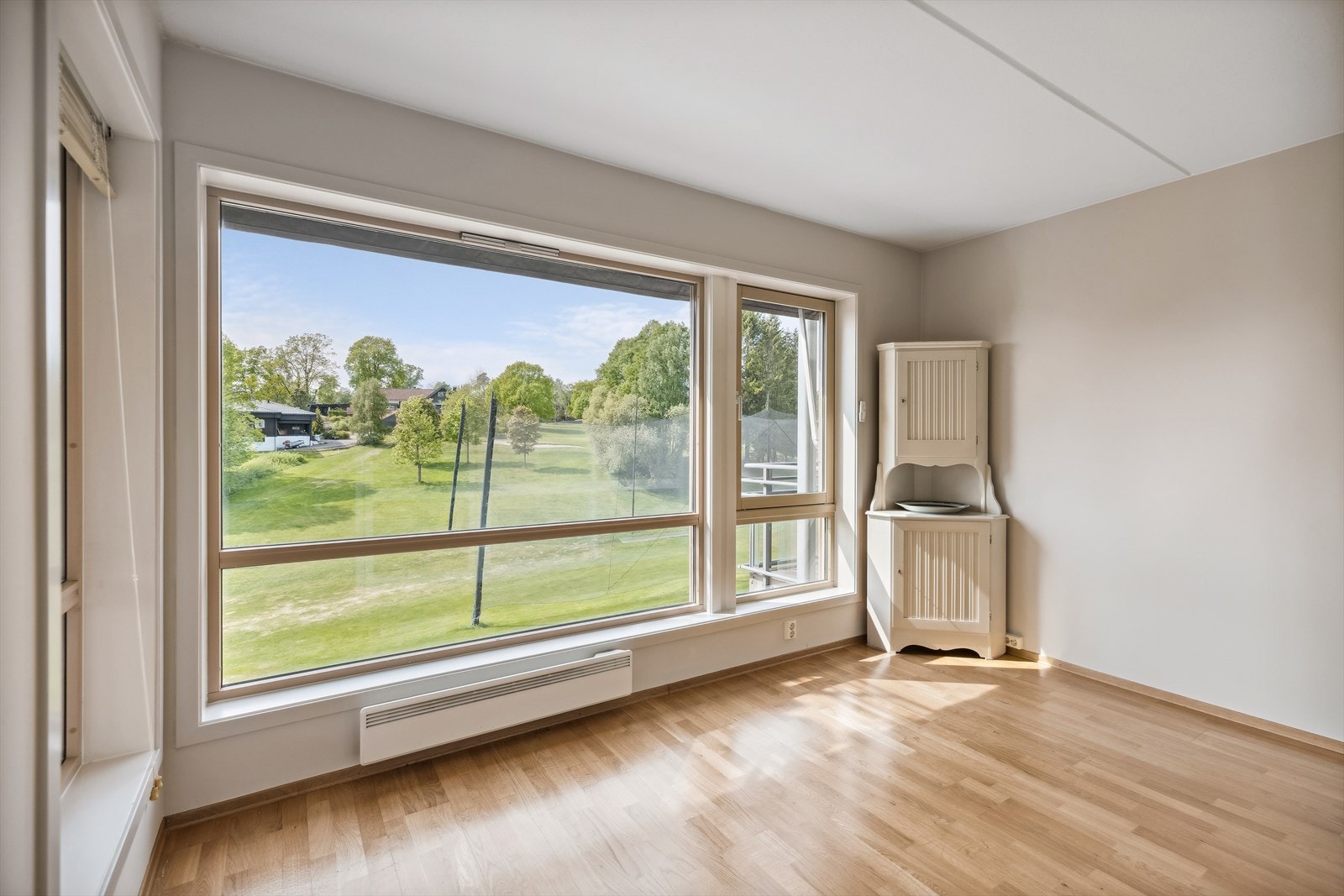 Leiligheten blir oppvarmet av panelovner, gulvvarme på baderommene og har et balansert ventilasjonsanlegg. Galleribilde