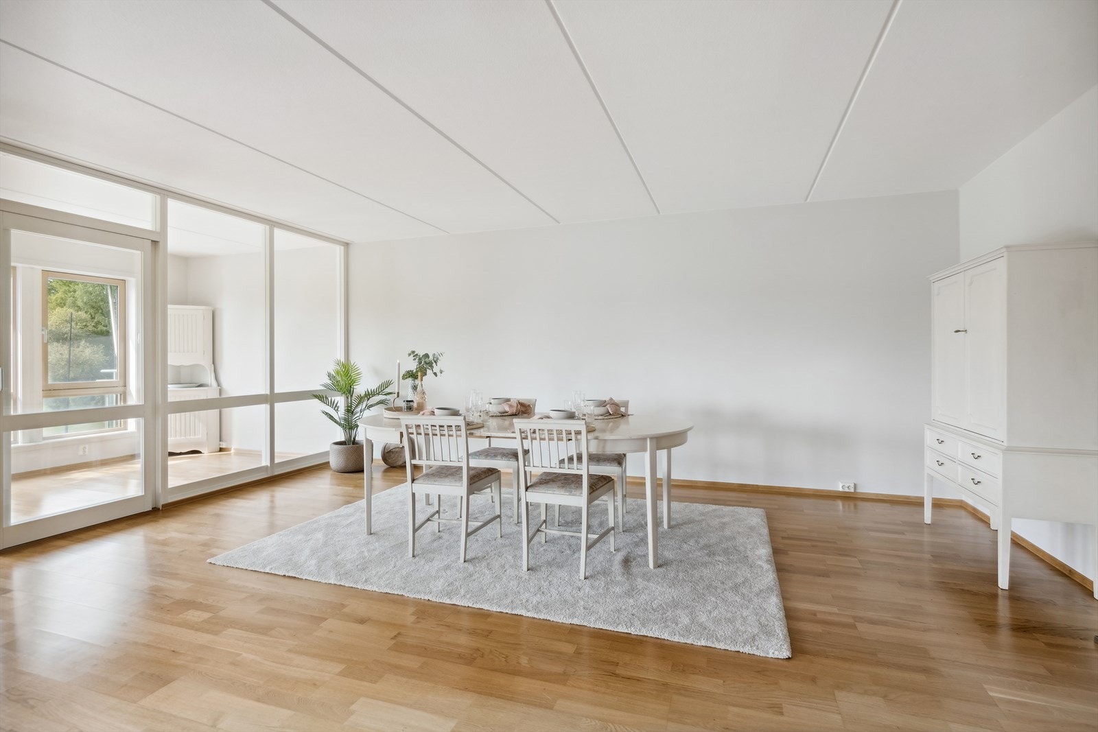 Stuen tillater plass til en stor spisegruppe, perfekt samlingspunkt for familiemiddagene eller de store begivenhetene. Galleribilde