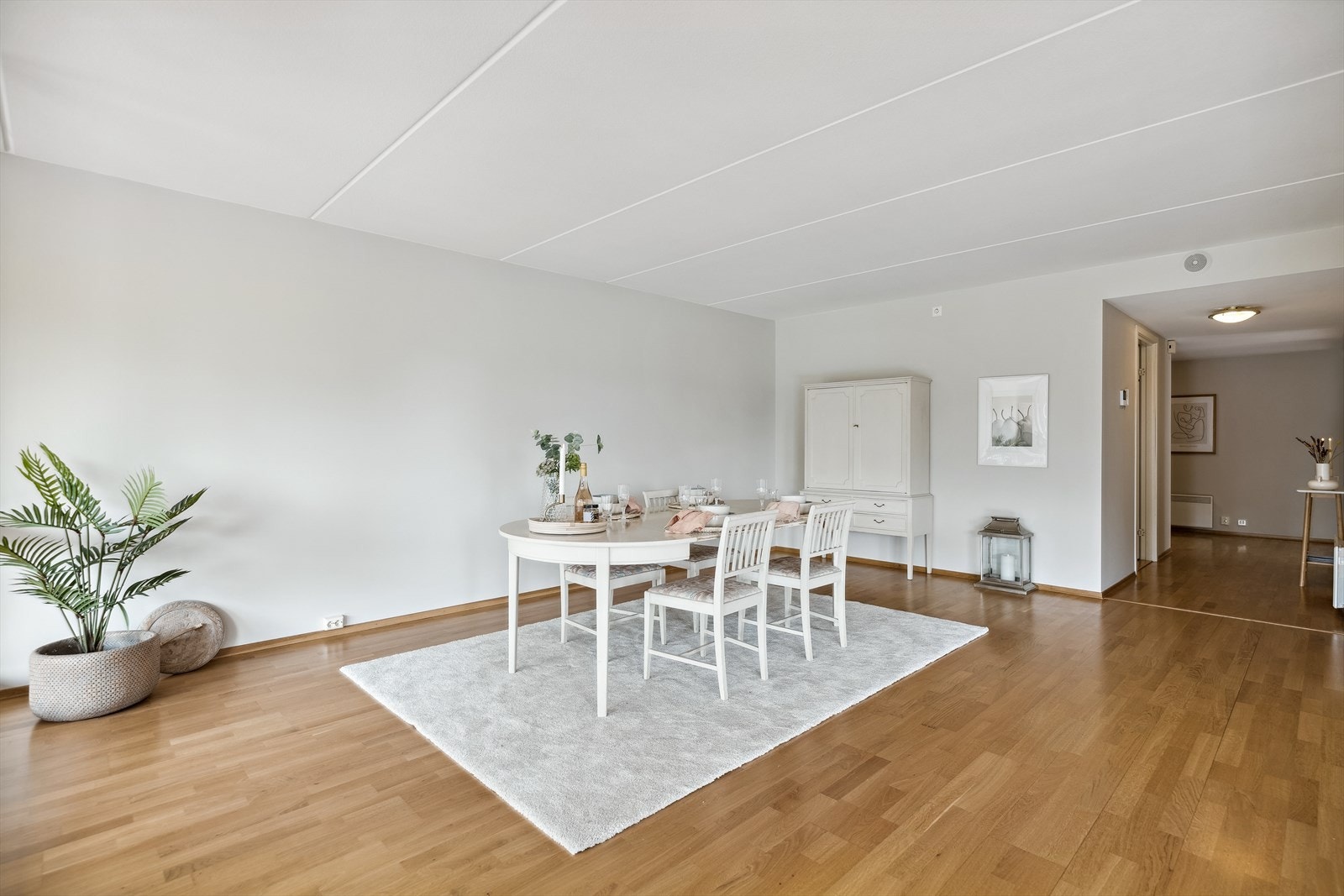 Gjennomgående leilighet med 3-stavs parkett på gulvene og lyse nymalte vegger. Galleribilde