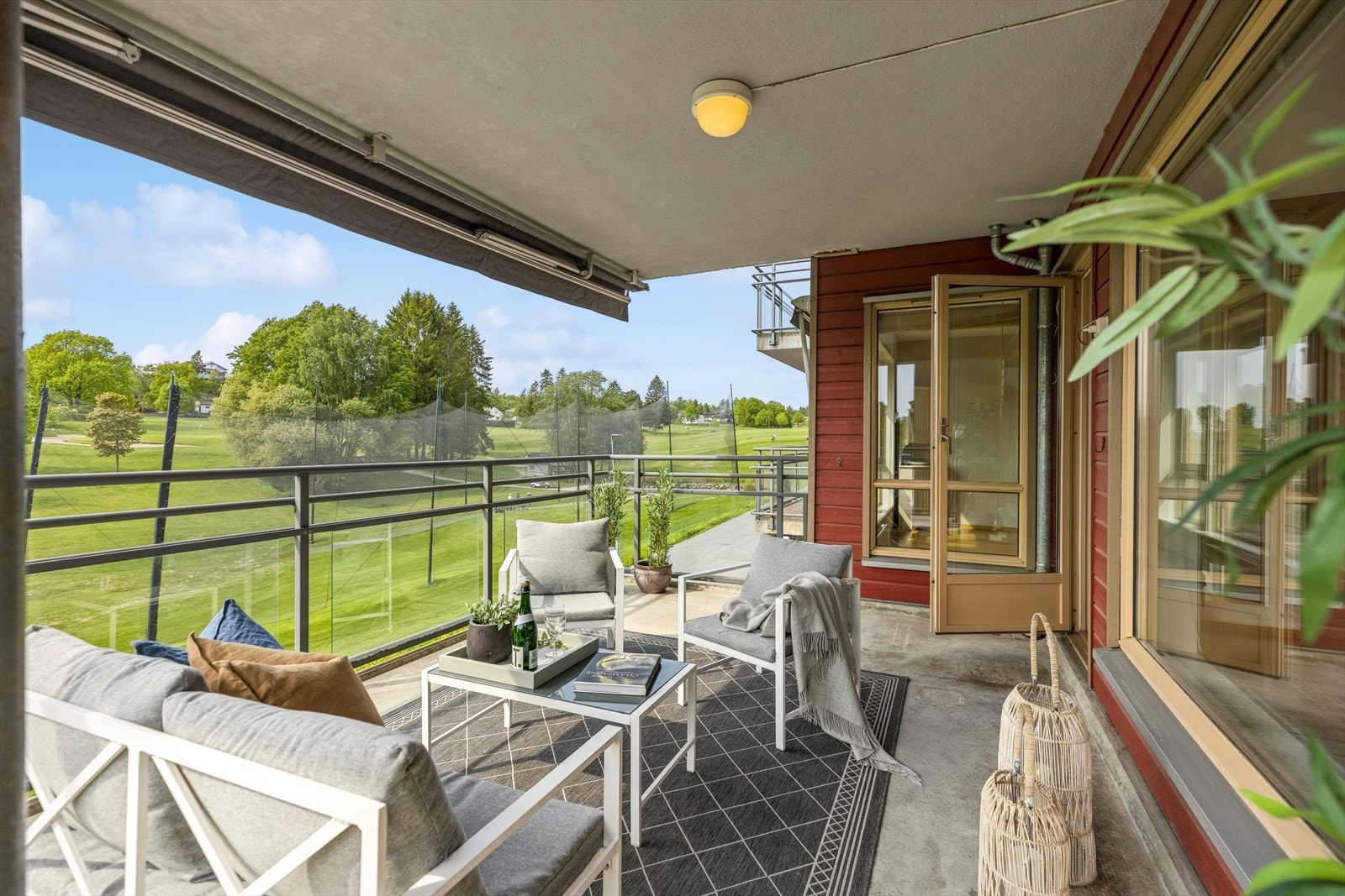 På terrassen er det god plass til utemøblement, planter, lys og lykter. Galleribilde