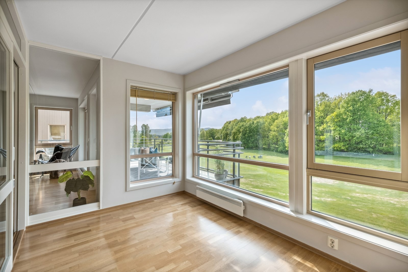 Deler av stuen er adskilt med skyvedører, perfekt stuekrok eller et lite kontor med flott utsyn! Galleribilde