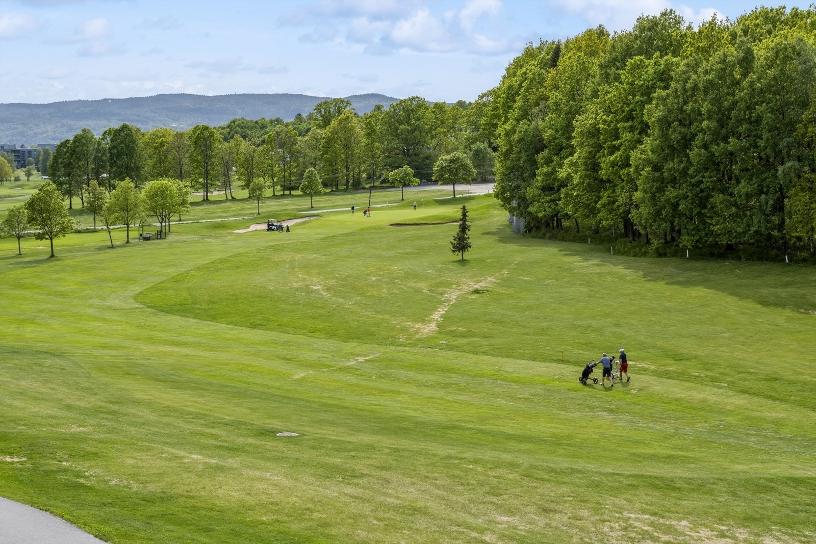 Fin og vidstrakt utsikt over Drøbak Golfbane og grønne omkringliggende områder. Galleribilde
