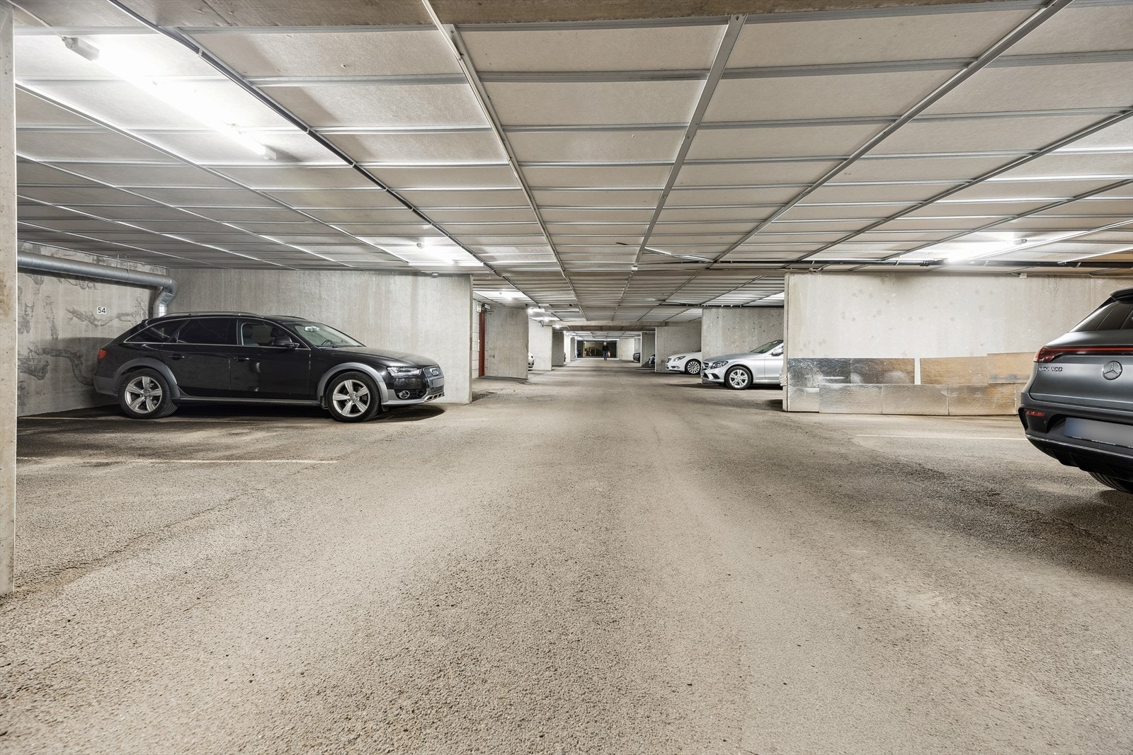 Seksjonen disponerer 2 parkeringsplasser i felles garasjekjeller. Galleribilde