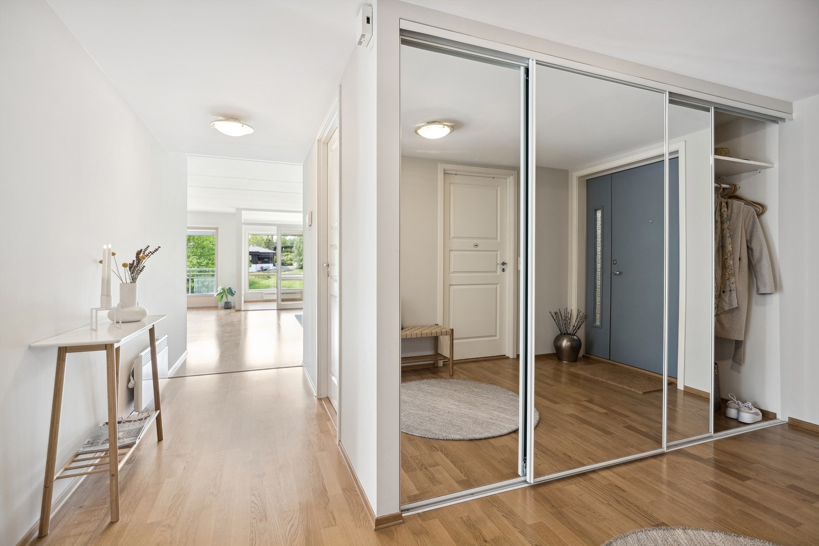 Entreen har praktisk skyvedørsgarderobe med speilfronter. Galleribilde