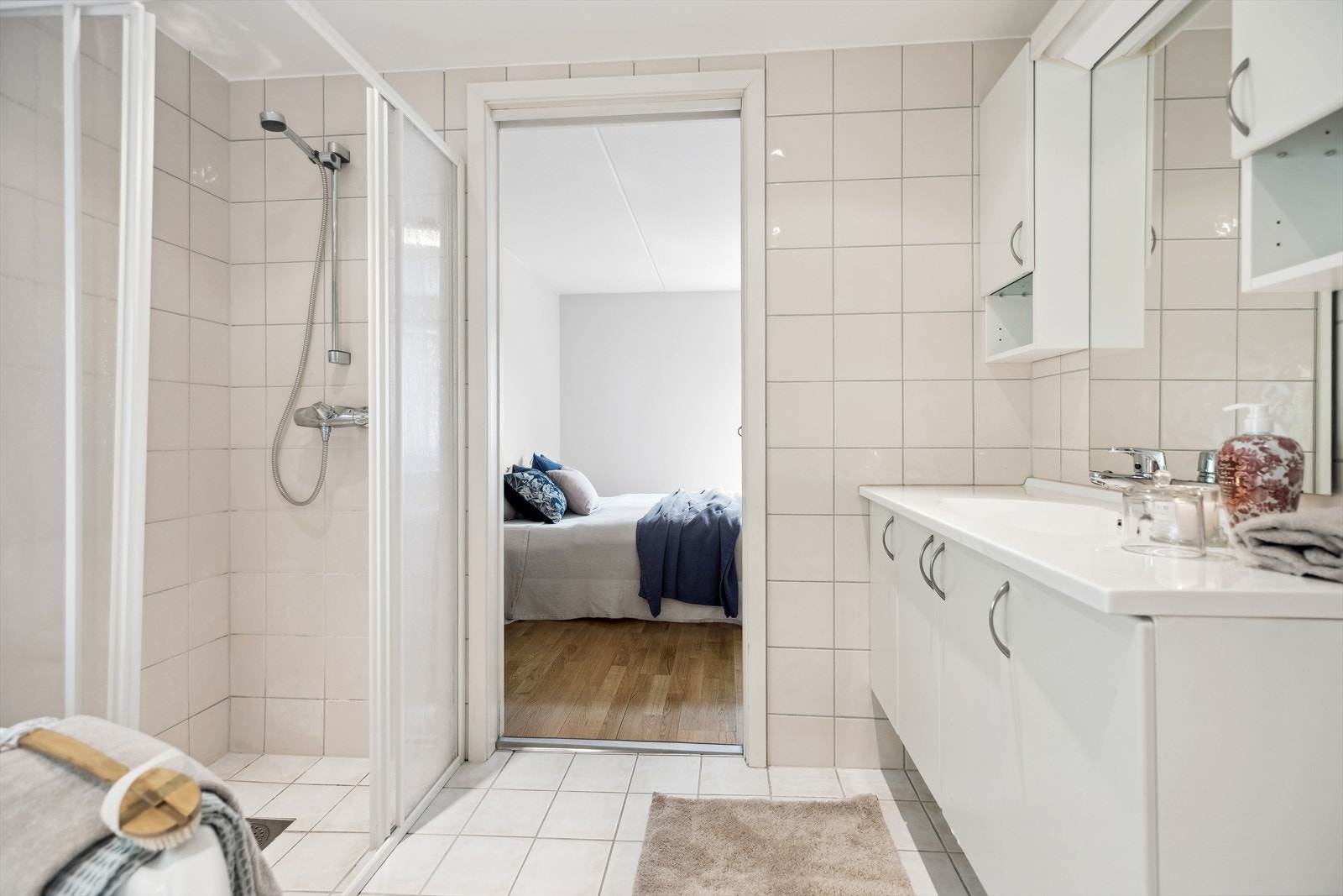 Baderommet i tilknytning til hovedsoverommet har stor dusjnisje og deilig hjørnebadekar. Galleribilde