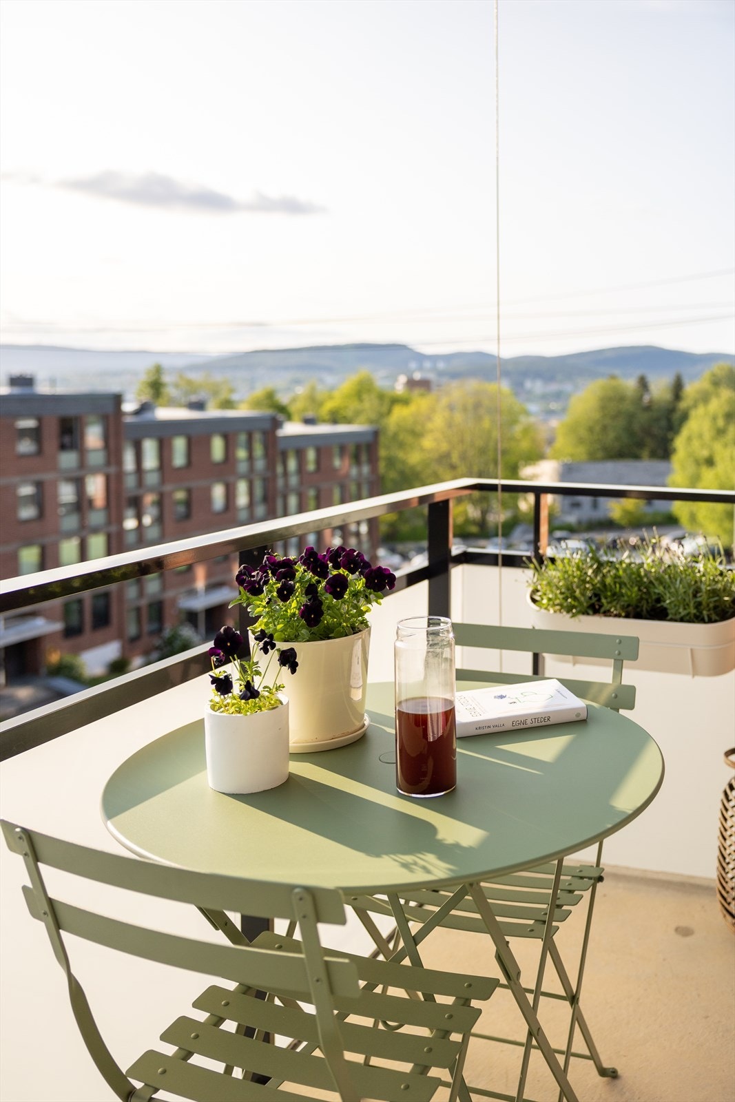 Balkongen har både plass til sittegruppe og sofa/solseng. Galleribilde