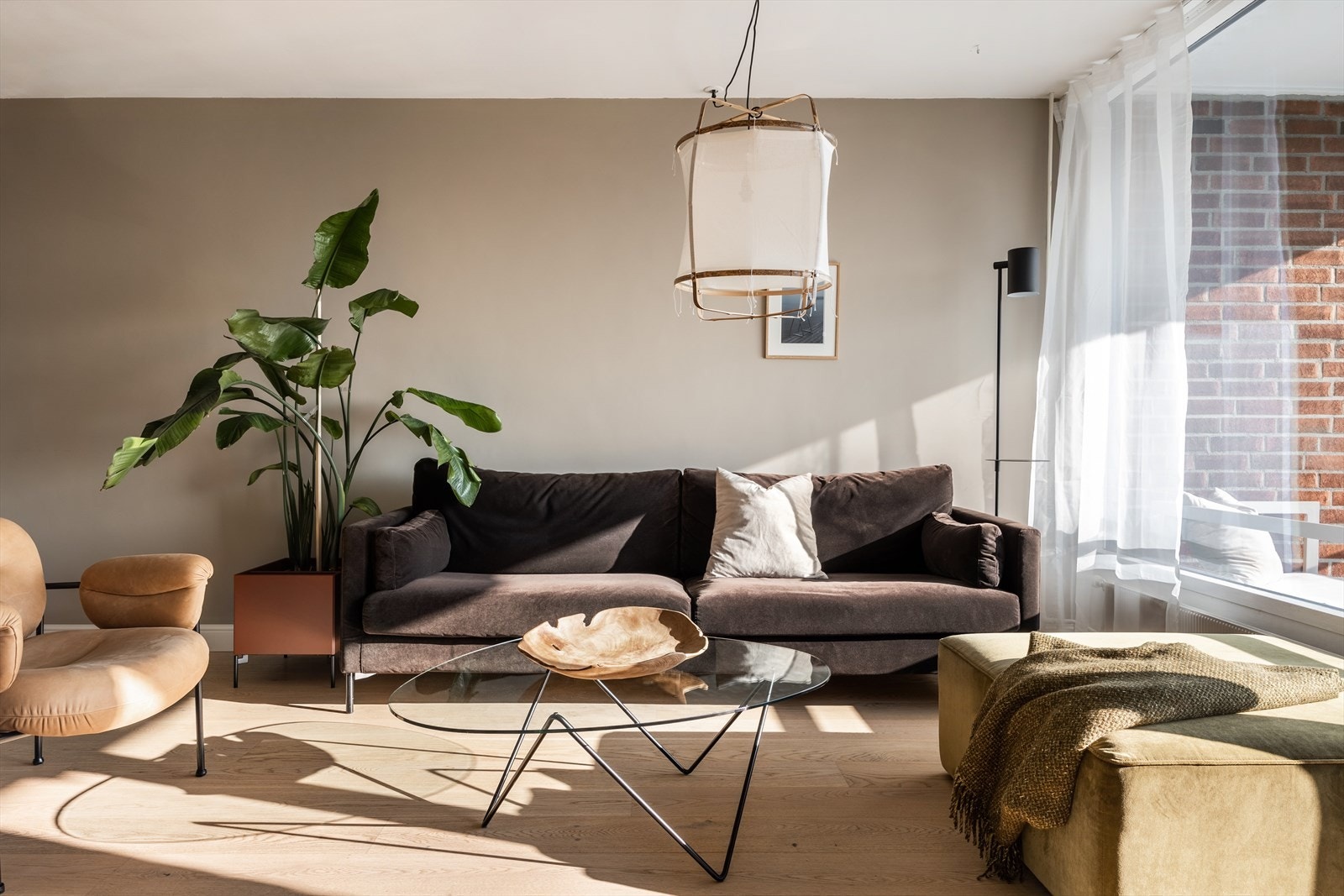 Det er god plass til sofaseksjon og spisebord i stuen. Galleribilde