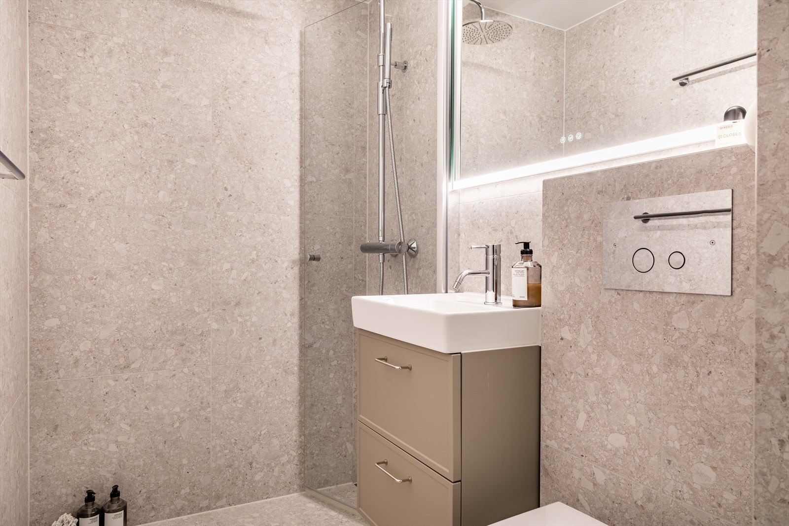 Eksklusive fliser i terazzo-stil og innredning fra Vedum og Tapwell gir badet et minimalistisk uttrykk. Galleribilde