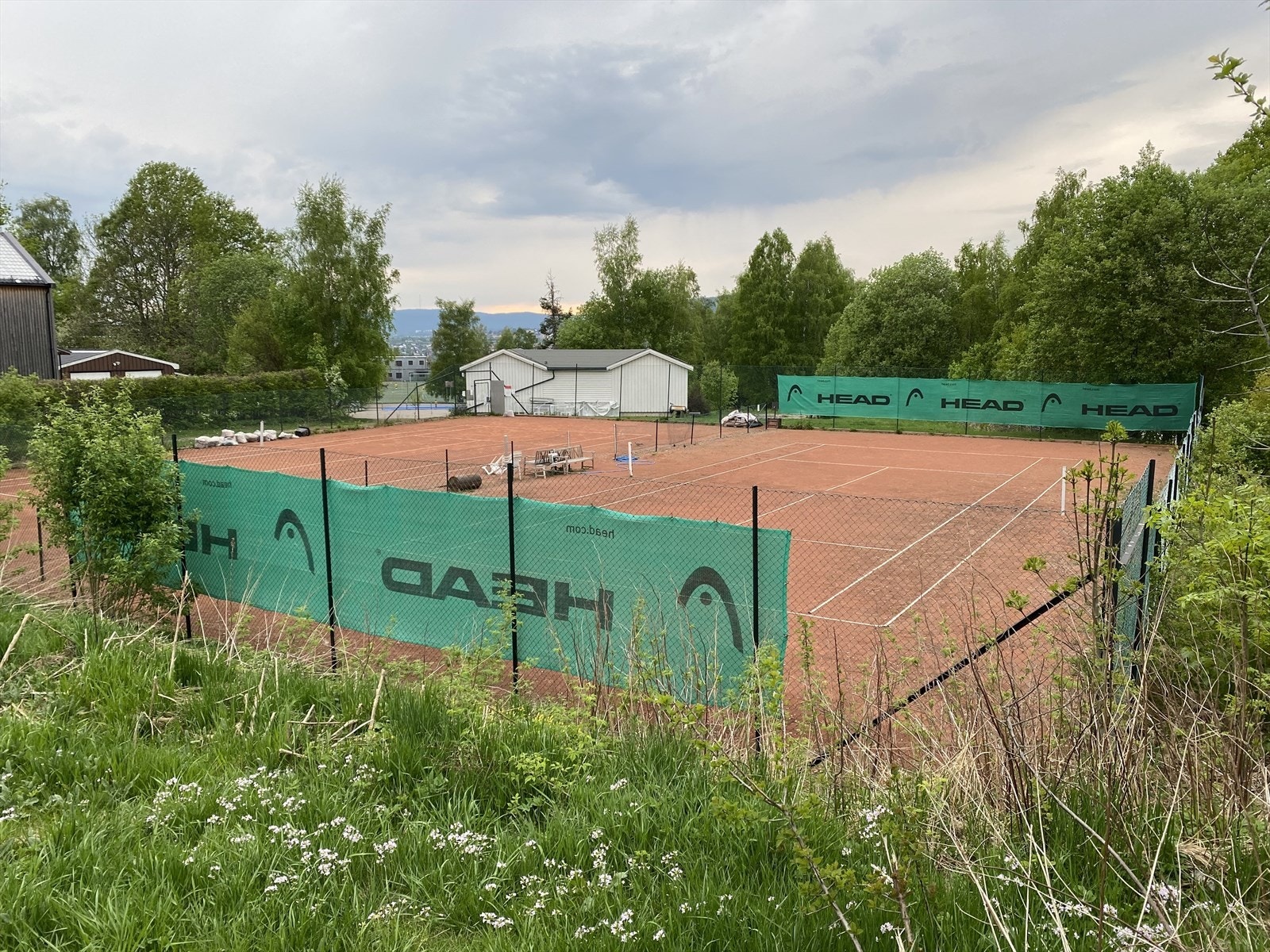 Tennisbane kun noen få hundre meter fra leiligheten. Galleribilde