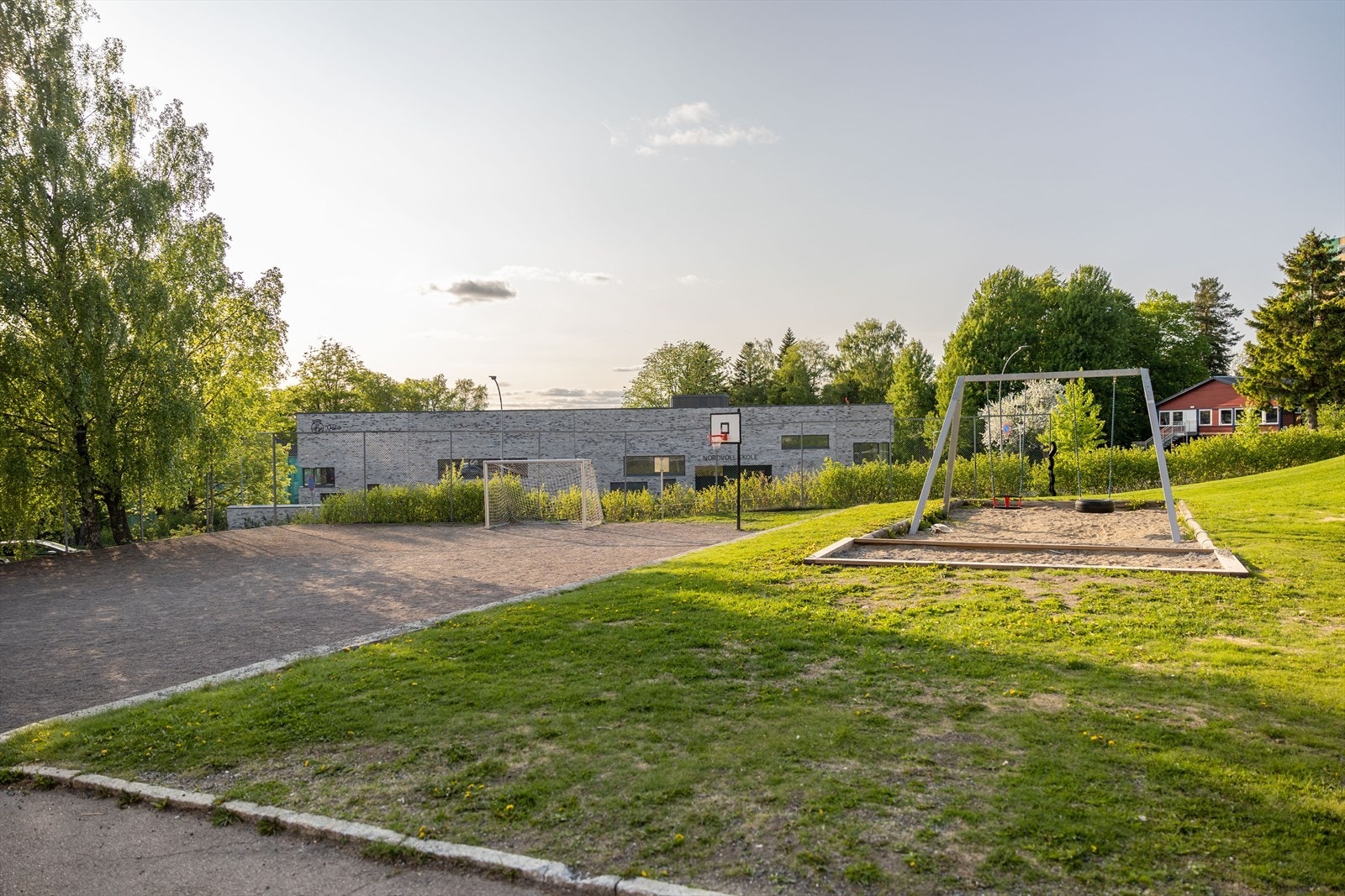 Sameiet har fotballbane, husker, sandkasser og lekestativer for barn. Galleribilde