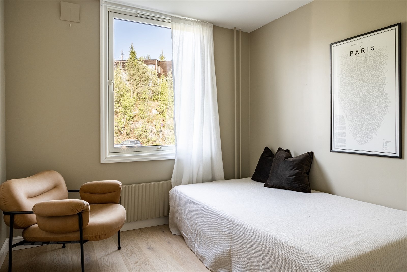 Soverom nr to med plass til seng, hjemmekontor og garderobeskap. Galleribilde