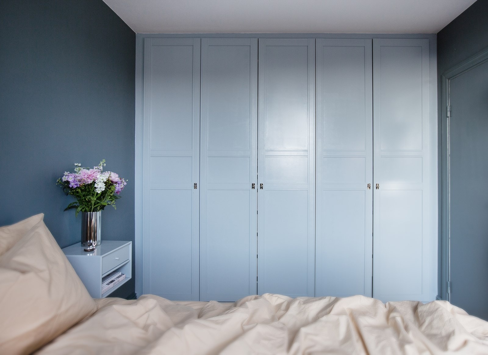 Romslig veggtilvegg garderobe med belysning. Galleribilde