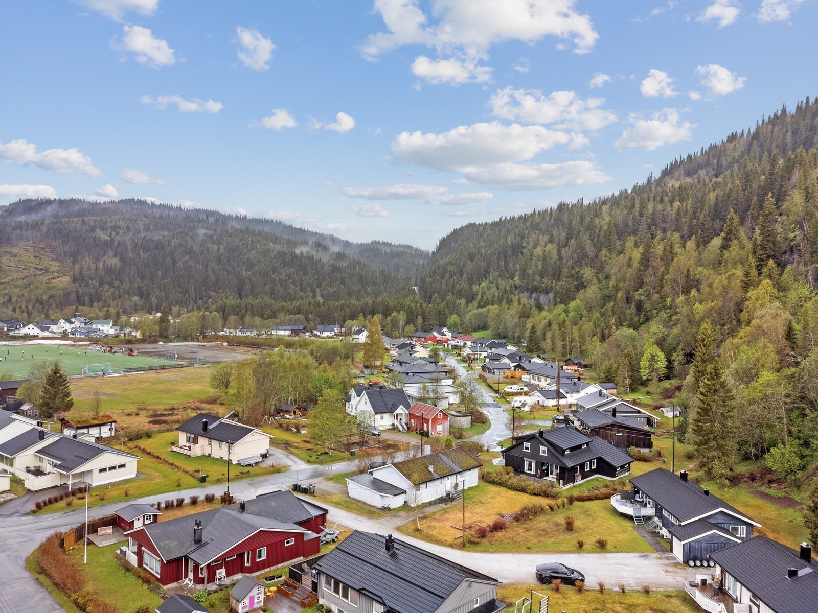 Dronebilde av eiendommen og nærområdet Galleribilde