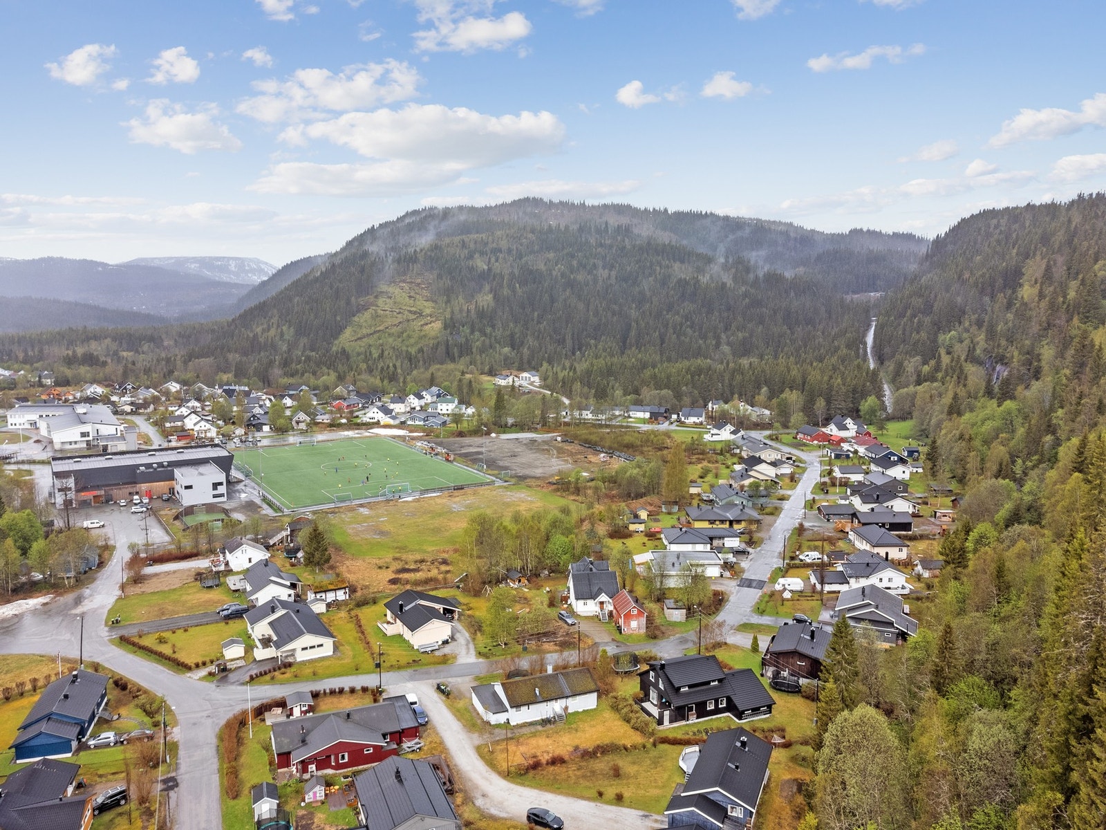 Dronebilde av eiendommen og nærområdet Galleribilde