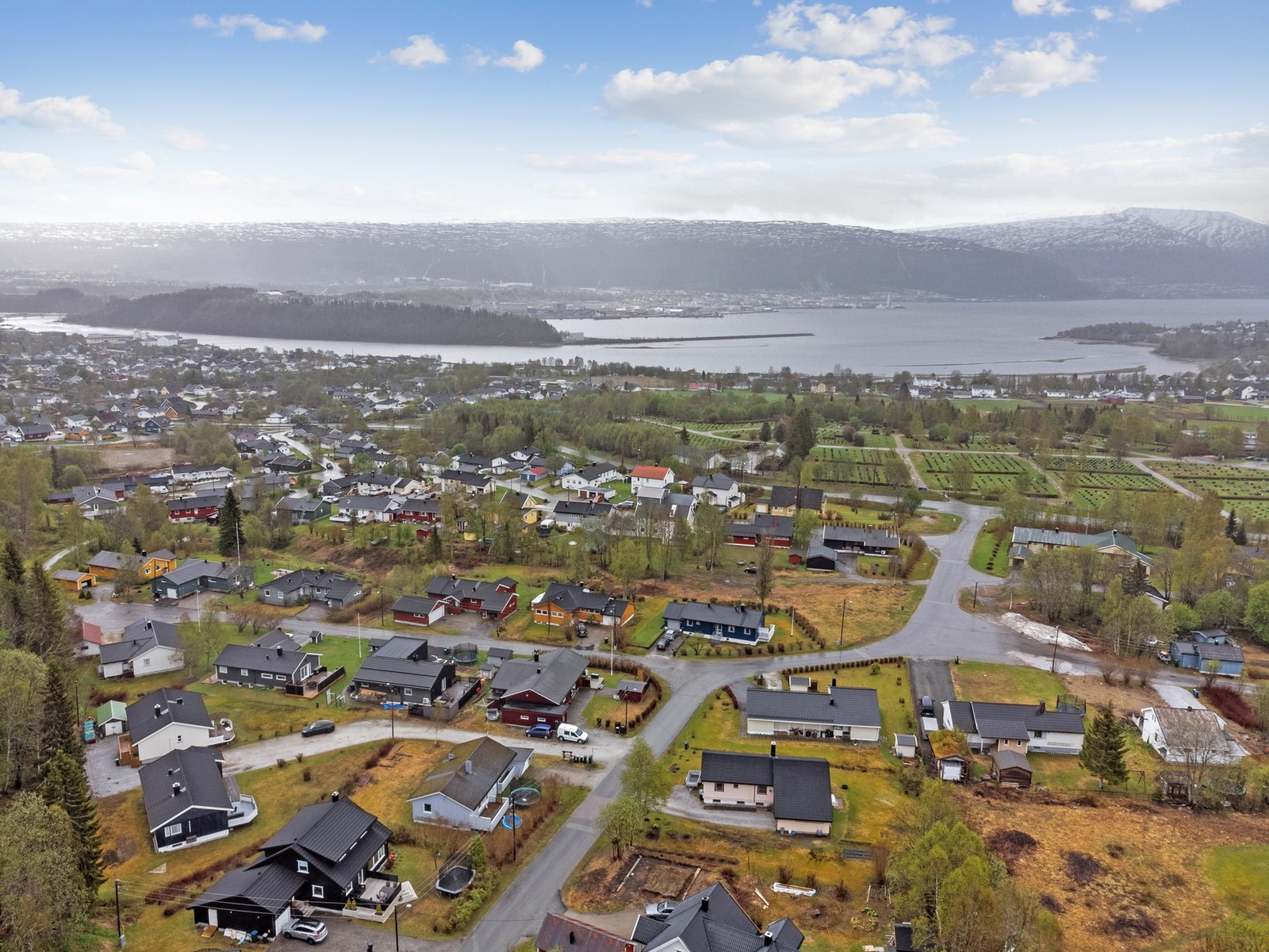 Dronebilde av eiendommen og nærområdet Galleribilde
