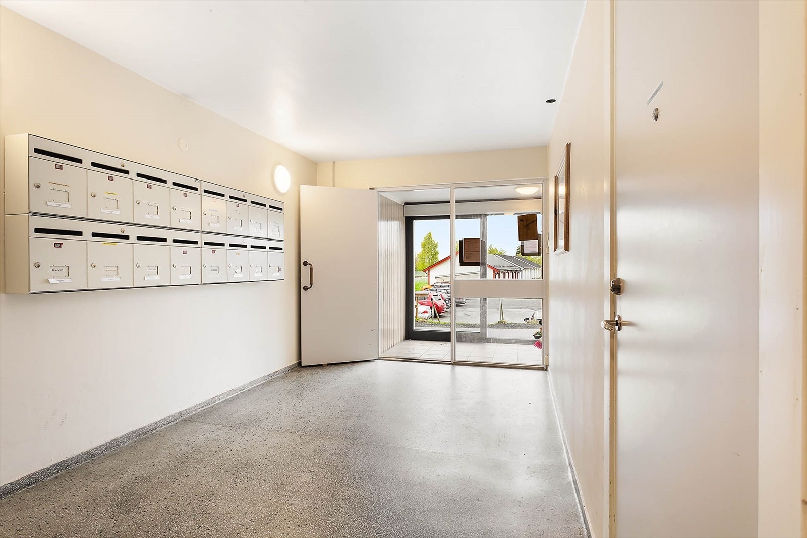 Hovedinngang. Det er også et felles vaskerom for beboerne i oppgangen. Galleribilde