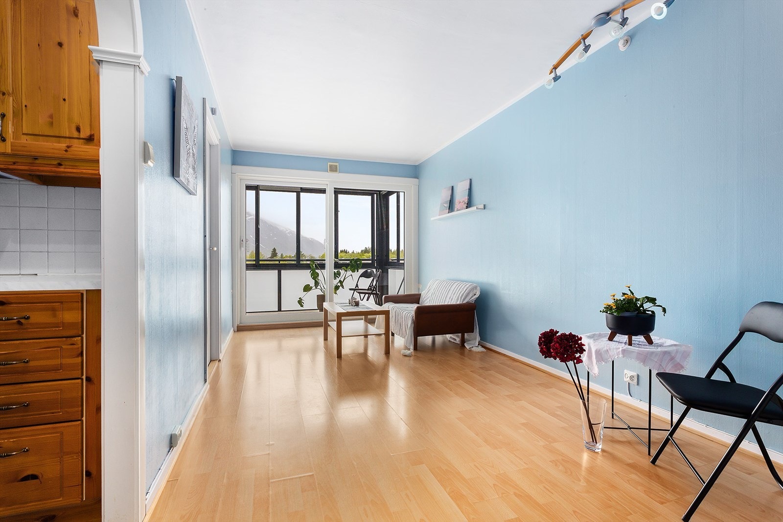 Fra stua kommer du ut til en innglasset balkongen på ca. 8m² som ble montert i 2020. Balkongdøra sørger for godt med naturlig dagslys. Galleribilde