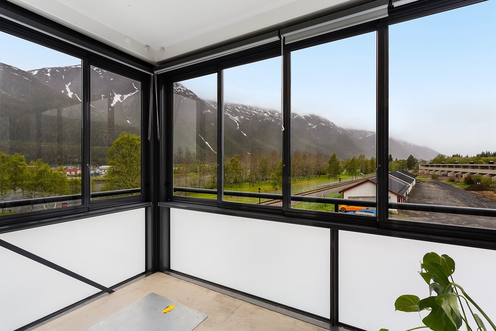 Glassvinduene kan åpnes ved å skyve dørene til siden, perfekt en fin sommerdag. Leiligheten er en endeleilighet som gir fine sol/utsikts forhold. Galleribilde
