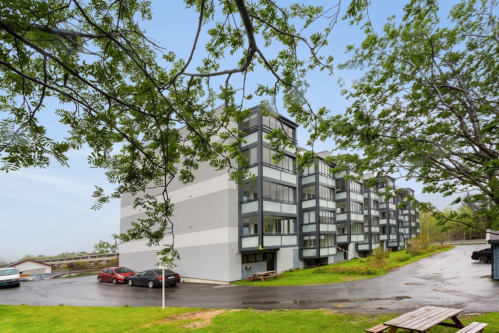 Velkommen til Vefsnvegen 46D! En sentral leilighet i 2. etg. Gåavstand til Mosjøen sentrum og Kippermoen med sine tilbud og aktiviteter. Galleribilde