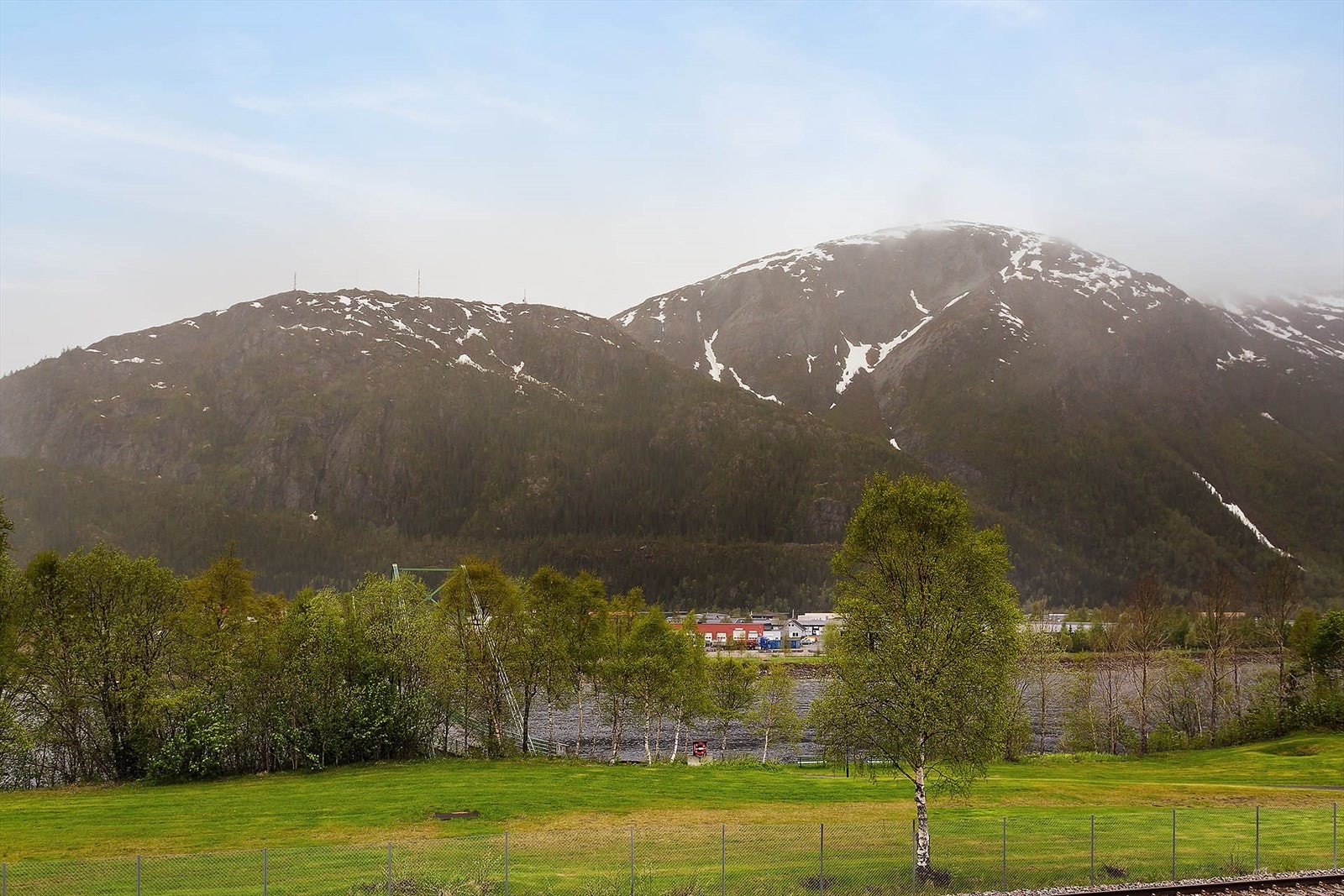 Borettslaget Nyrud II ligger ca. 1 km. sør for Mosjøen sentrum. Nært sykehuset, kiosk, dagligvarebutikker, ungdomsskole, videregående skole og idrettsanlegg. Busstopp like utenfor boligblokken.
Utsikt mot Øyfjellet, Olderskog, Vefsna, mot Mosjøen sentrum Galleribilde