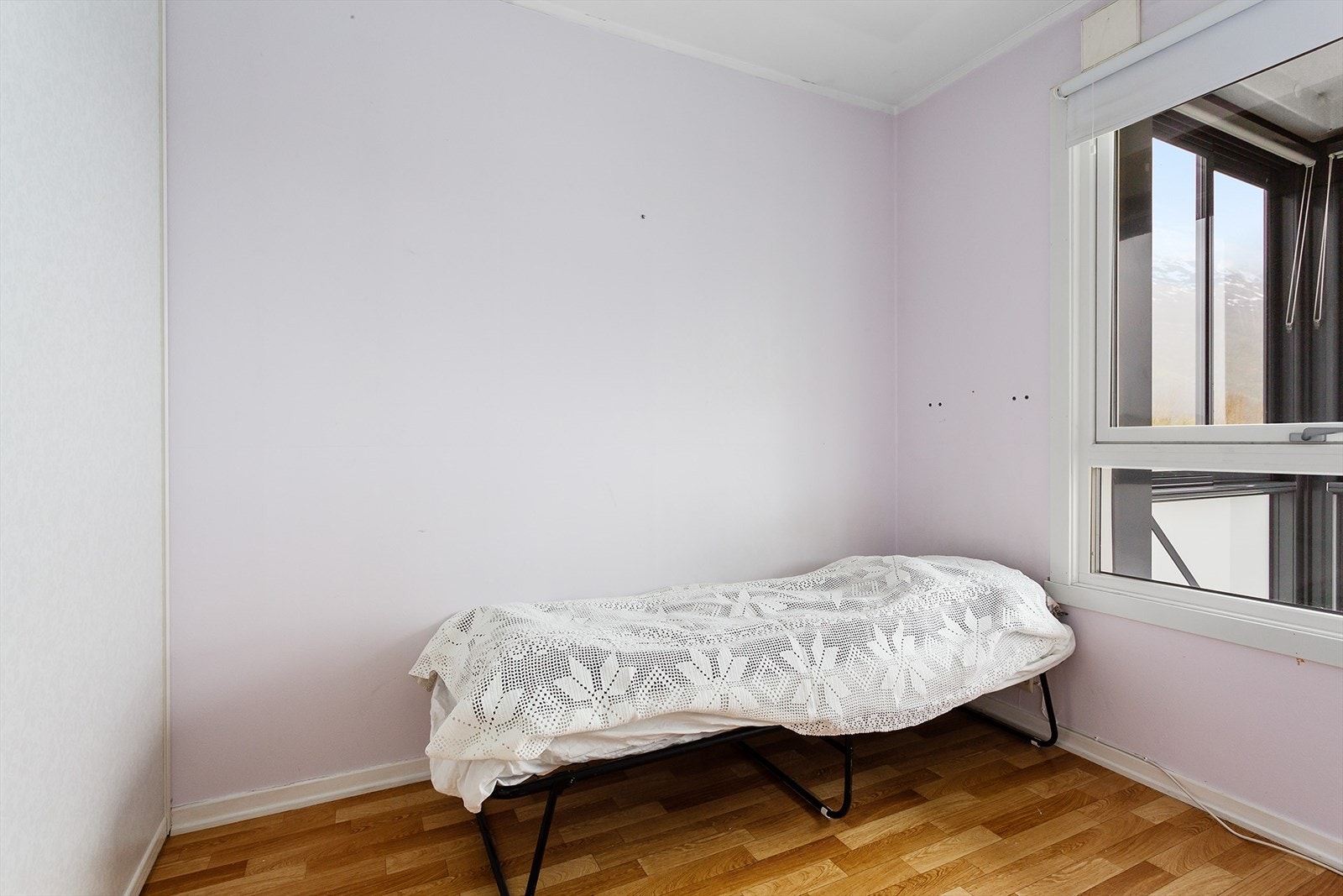Sovealkove med vindu. Her er det montert skyvedørsgarderobe med kurver, oppheng og hyller. Galleribilde