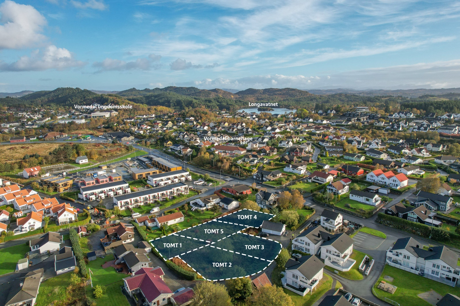 Eiendommene ligger fint til, nær skole, barnehage, idrettshall og turområder! Galleribilde
