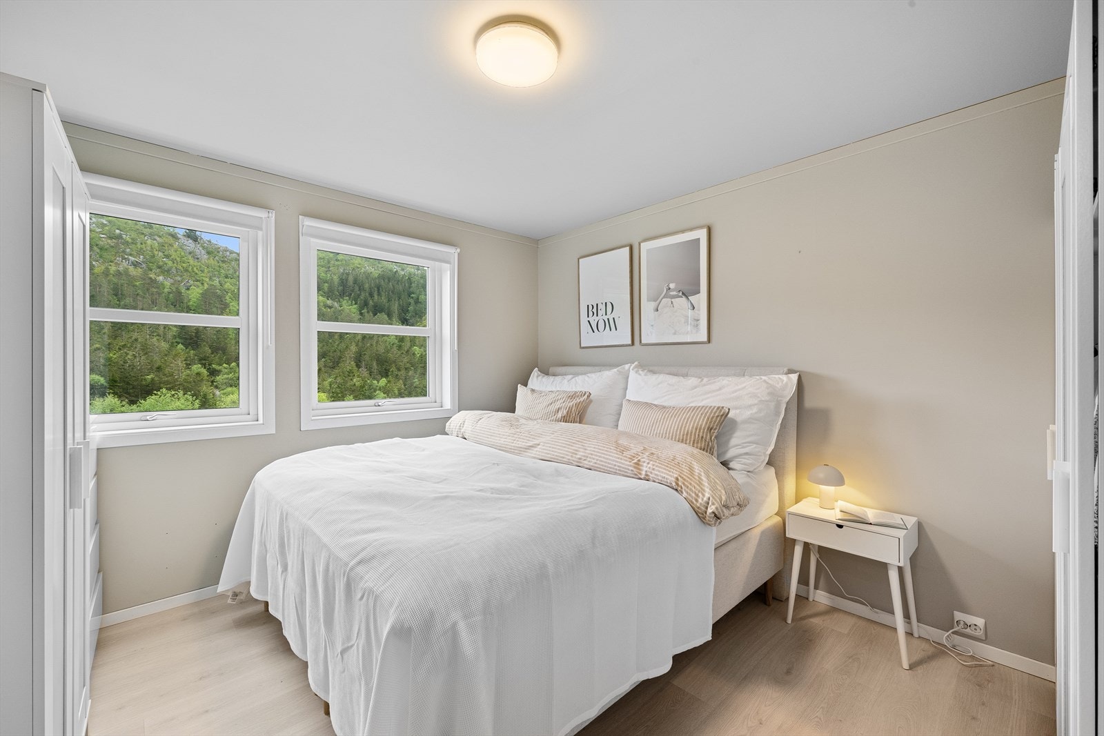 Hovedsoverommet ligger i første etasje og har nylig fått både nytt gulv og moderne farge på vegger. Galleribilde