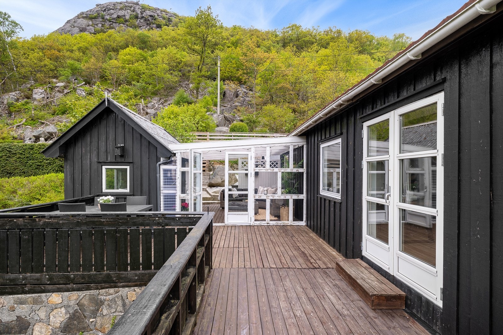 I enden av terrassen er det dør inn til vinterhage som er bygd mellom anneks og bolig. Galleribilde