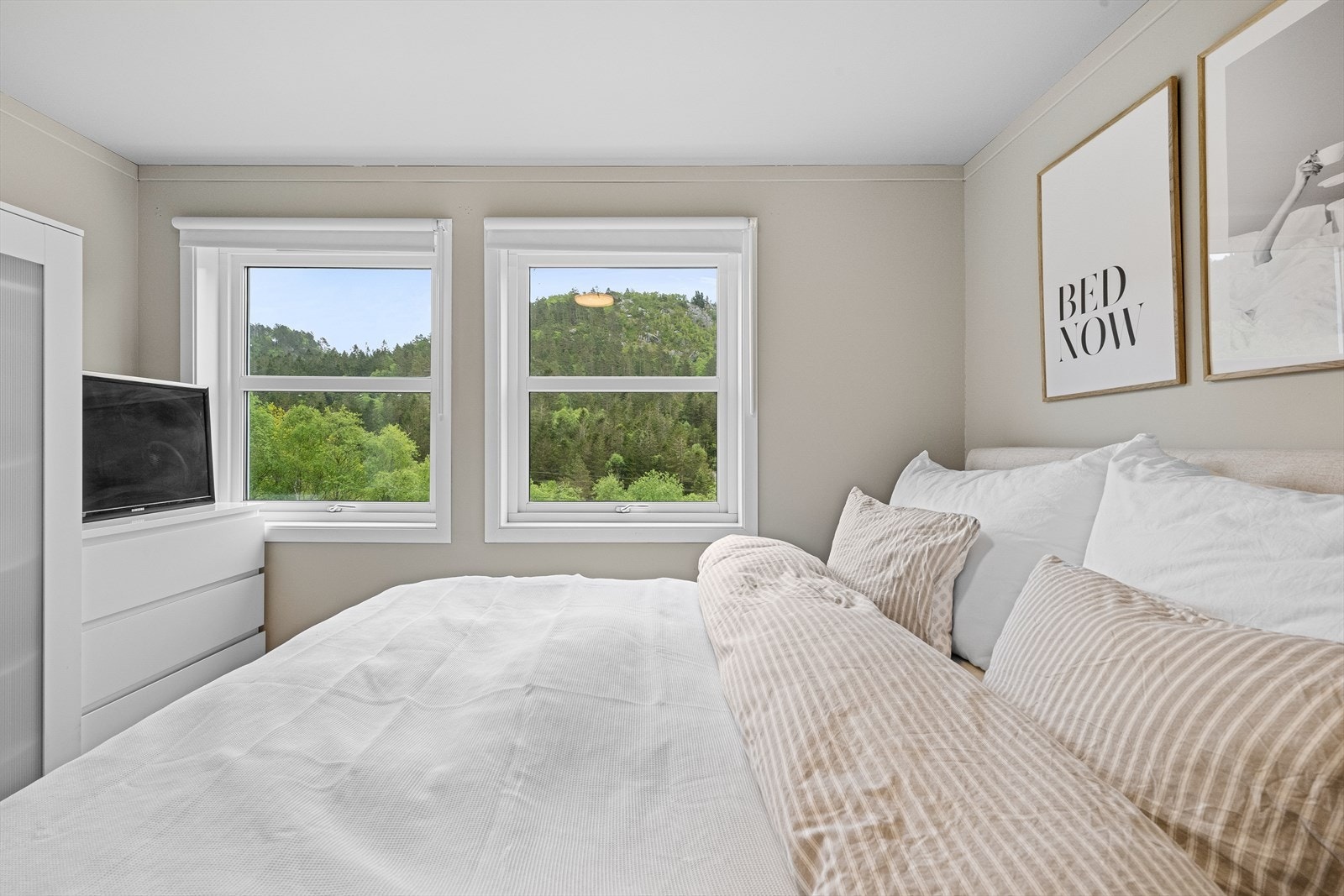 Rommet har garderobeskap og vindu med utsikt til skog og fjell, som kan nytes fra sengekanten. Galleribilde