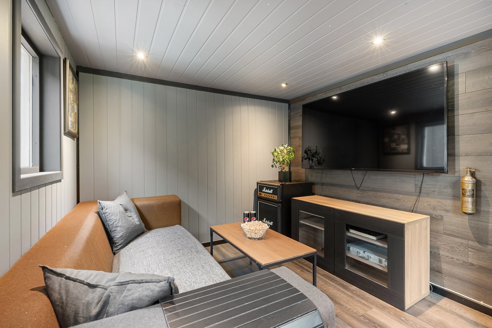 I annekset er det laget til en hyggelig ekstra tv-stue, et deilig sted å trekke seg tilbake for å se en film eller lese bok med noe varmt i koppen. Tv-stuen kan også fungere som gjesterom ved behov. Galleribilde