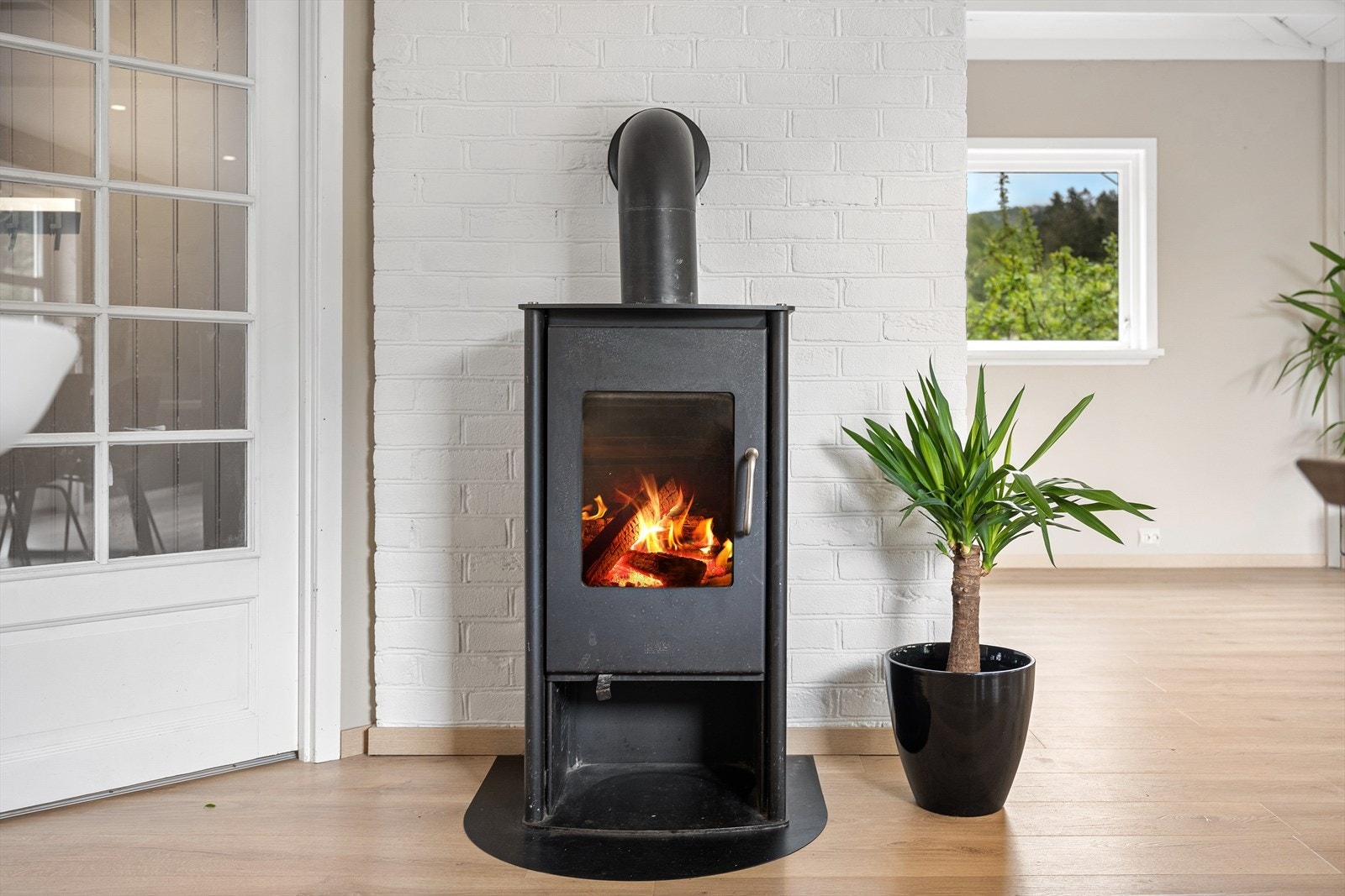 Mellom stuen og kjøkkenet er det montert en peisovn for både lun varme og ekstra hygge. Galleribilde