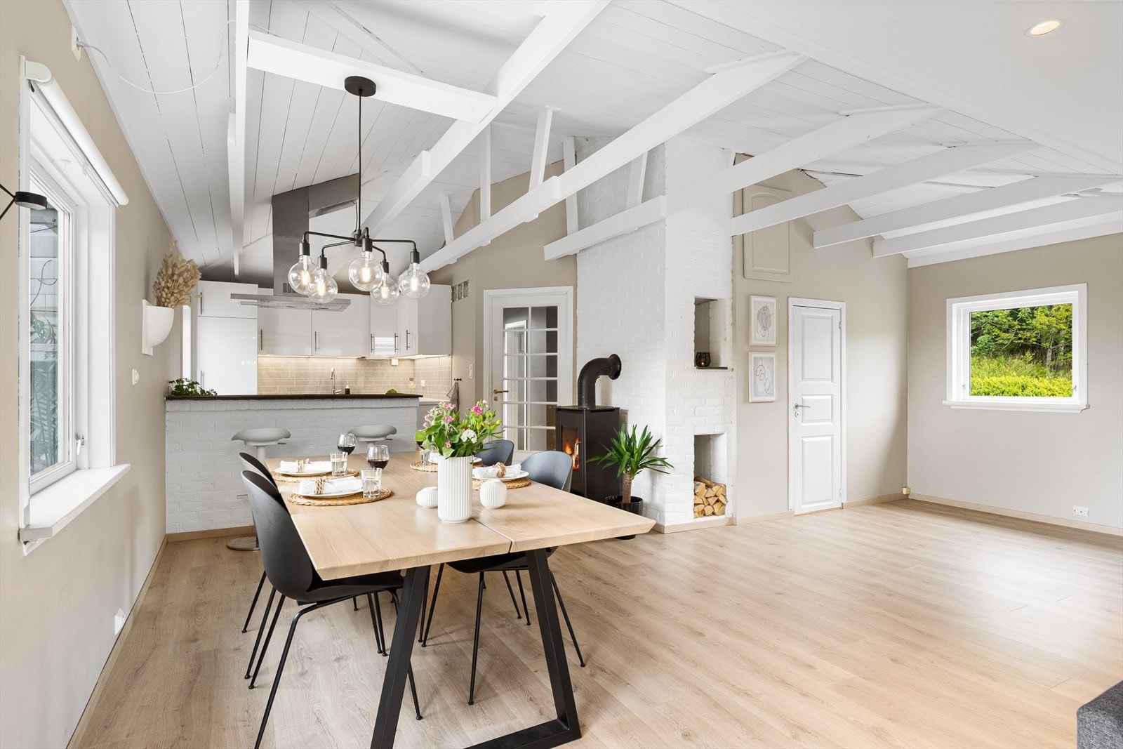 Kjøkkenets åpne løsning mot stuen gir en sosial sone, hvor du enkelt kan samtale med gjester og familie mens du lager middagen. Galleribilde