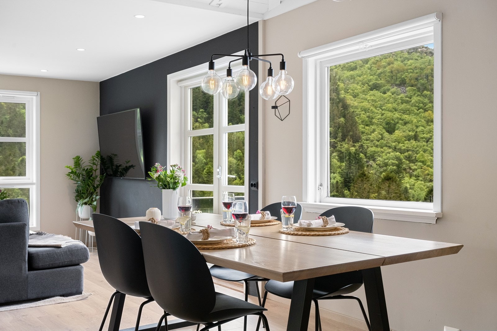 Doble dører ut til terrassen der utsikten kan nytes til fulle. Galleribilde