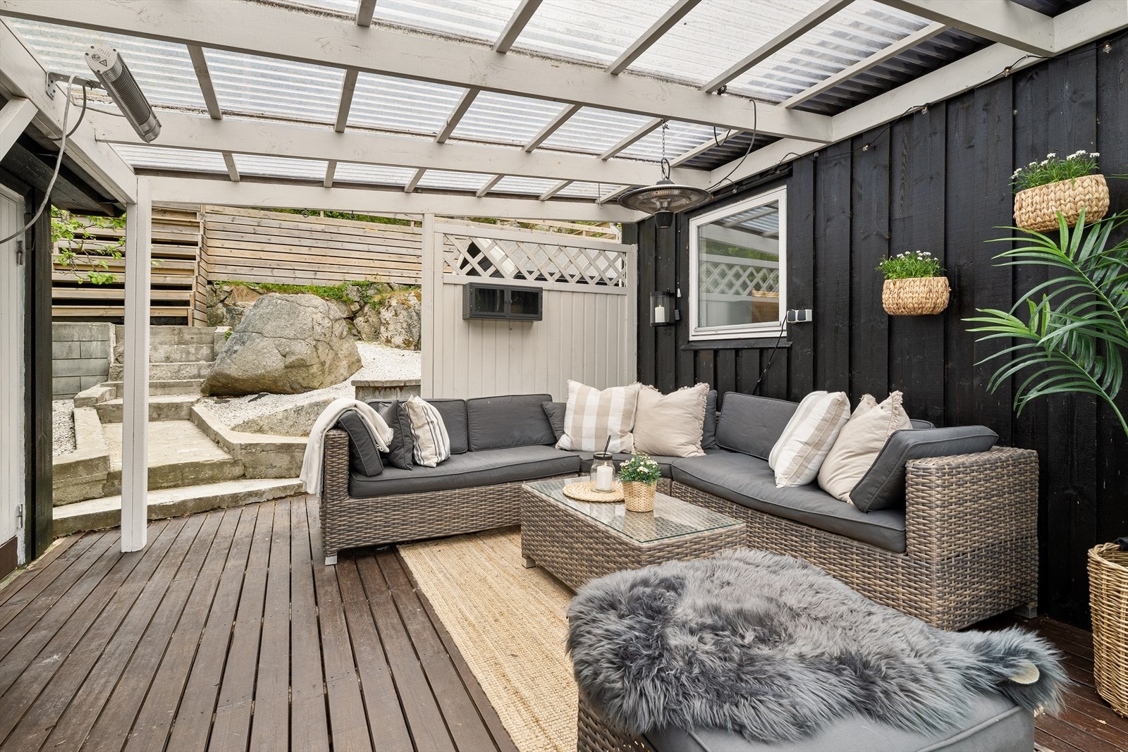 Vinterhagen har varmelamper og doble dører mot terrassen. Galleribilde