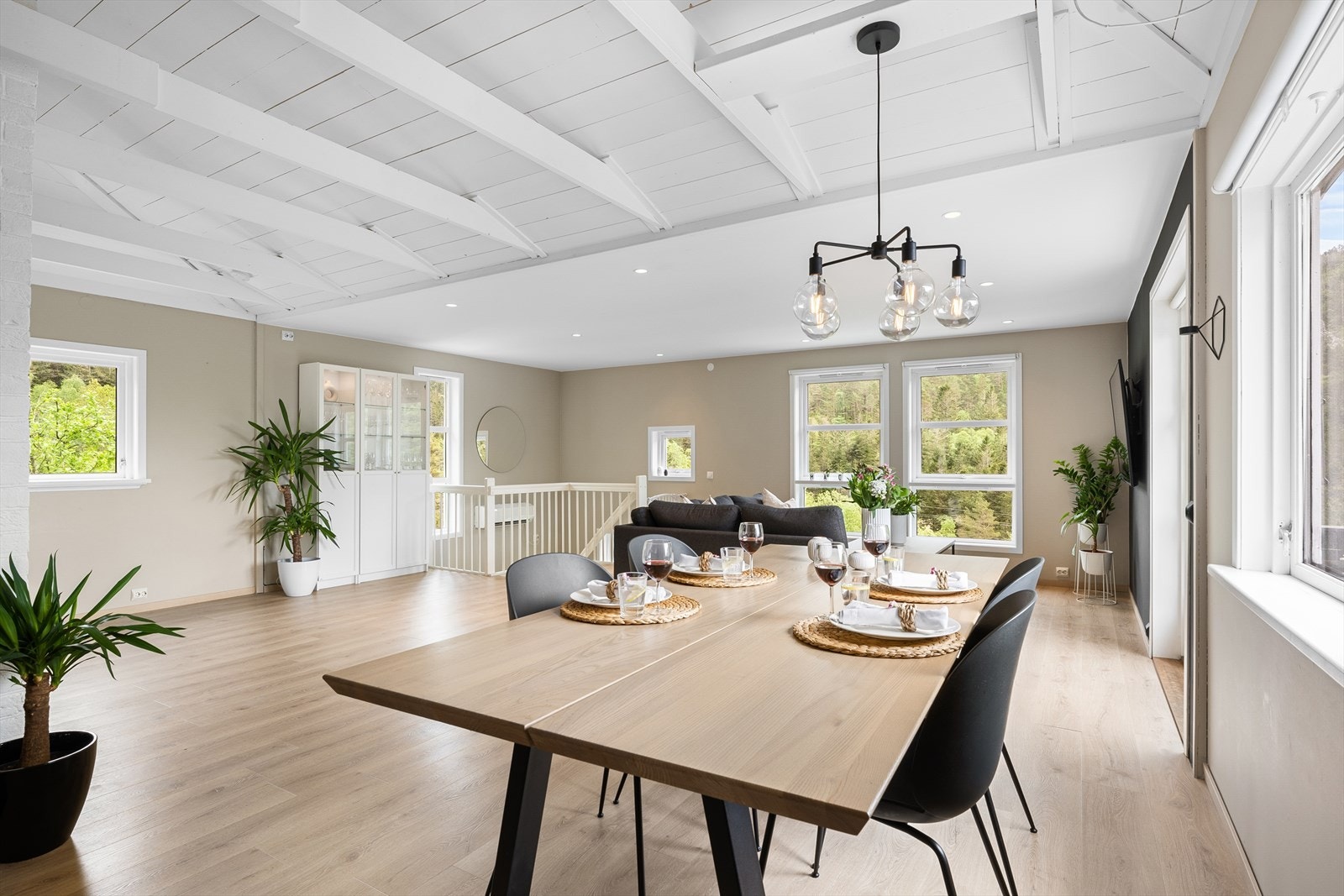 Gode vindusflater på tre sider gir behagelige lysforhold og ivaretar samtidig den flotte utsikten. Galleribilde